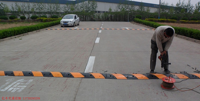 減速帶安裝進行中